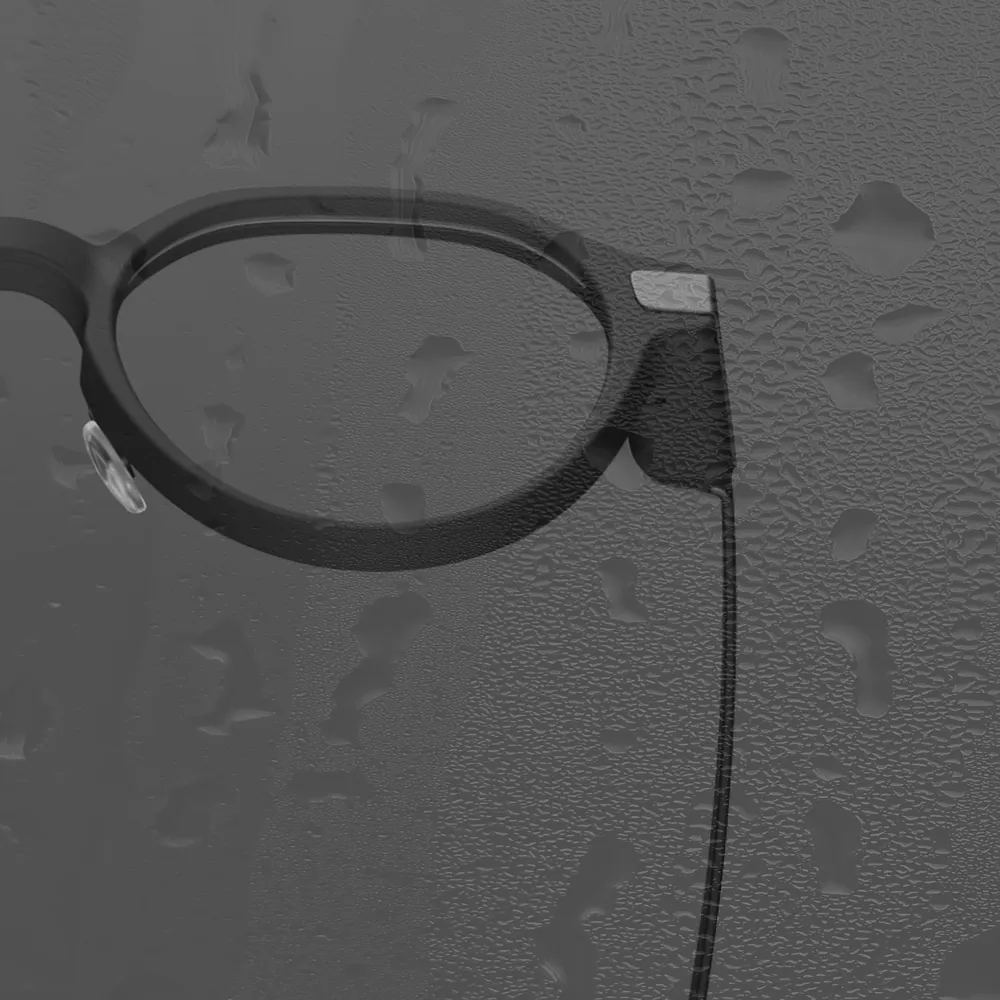 Even G2 con gocce d’acqua, resistente all’acqua secondo IP65 (immagine originale Even Realities)